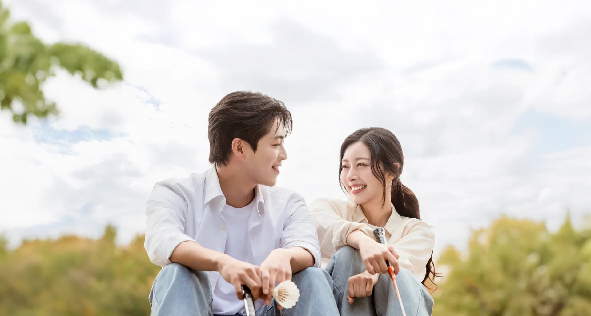 야외에서 서로를 바라보며 웃는 크리스천메이트 모델