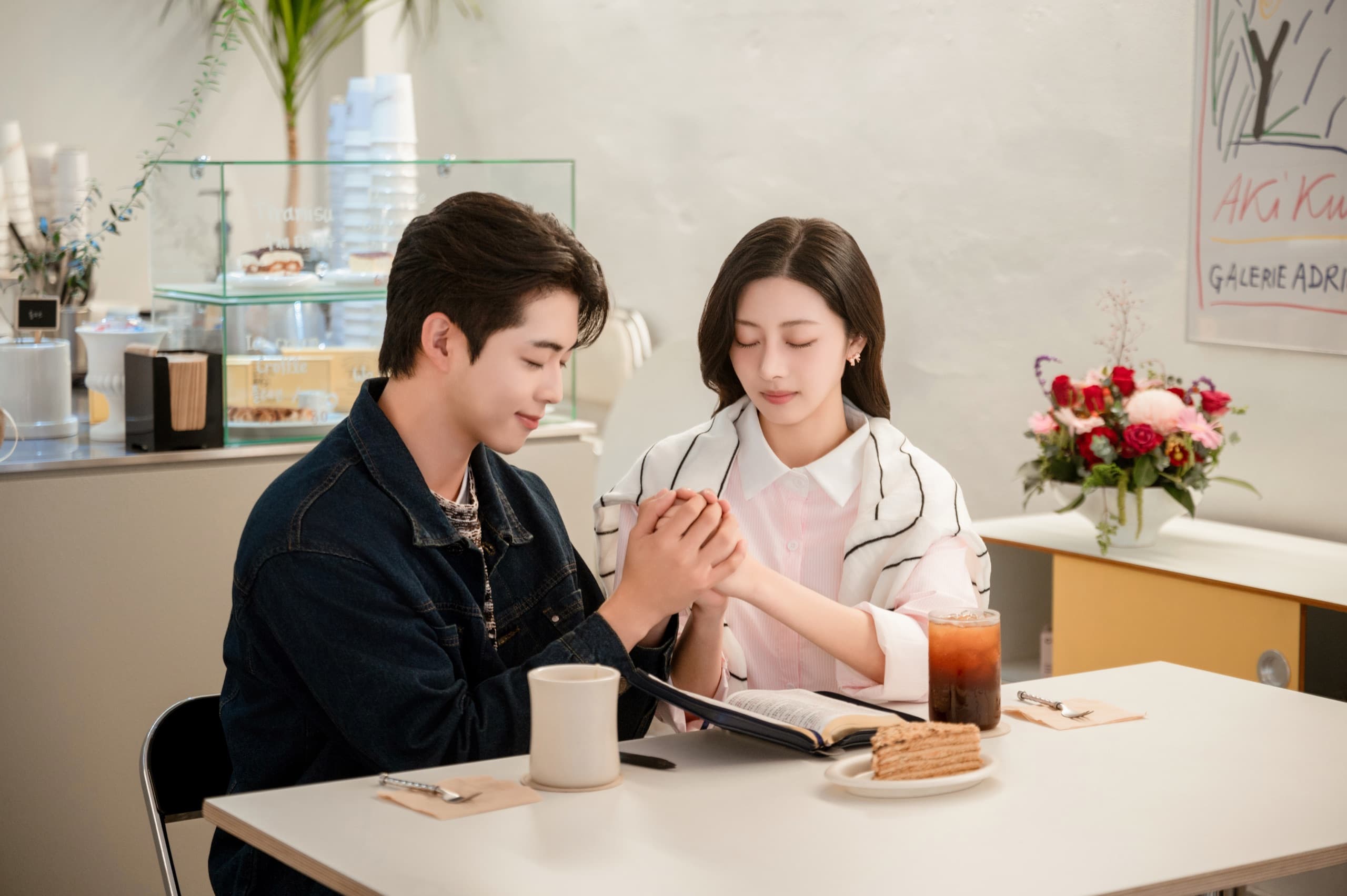 책 앞에서 함께 손을 모으고 있는 크리스천메이트 모델