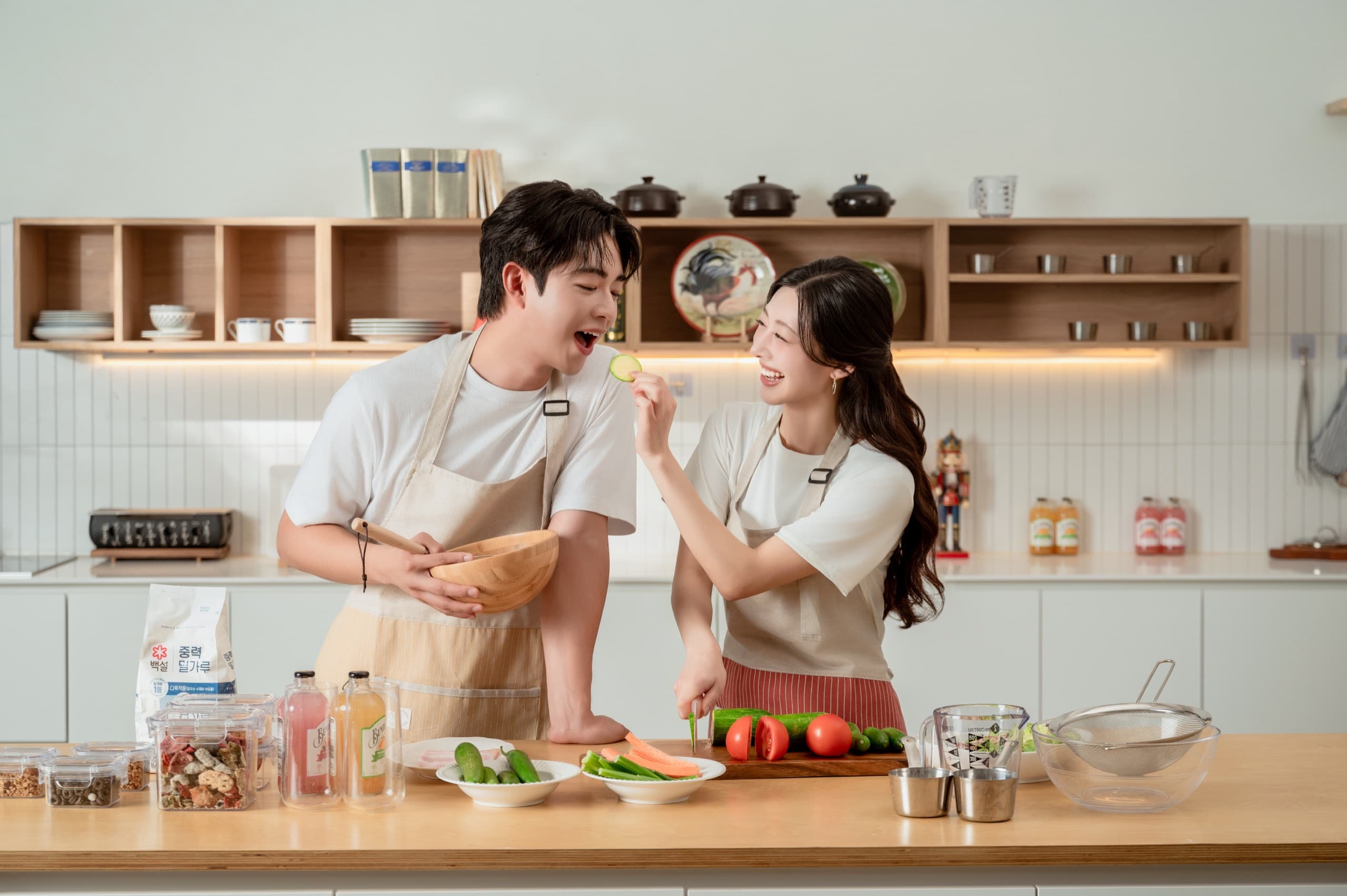 밝은 주방에서 함께 요리하며 웃는 크리스천메이트 모델